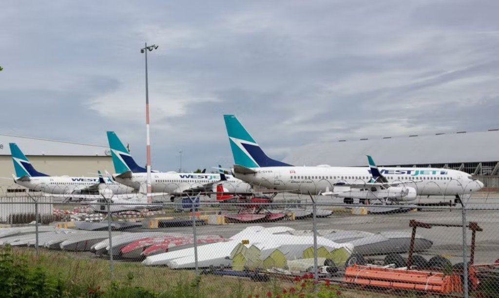 Nhiều hãng hàng không Canada cắt giảm chuyến bay do giá nhiên liệu tăng mạnh